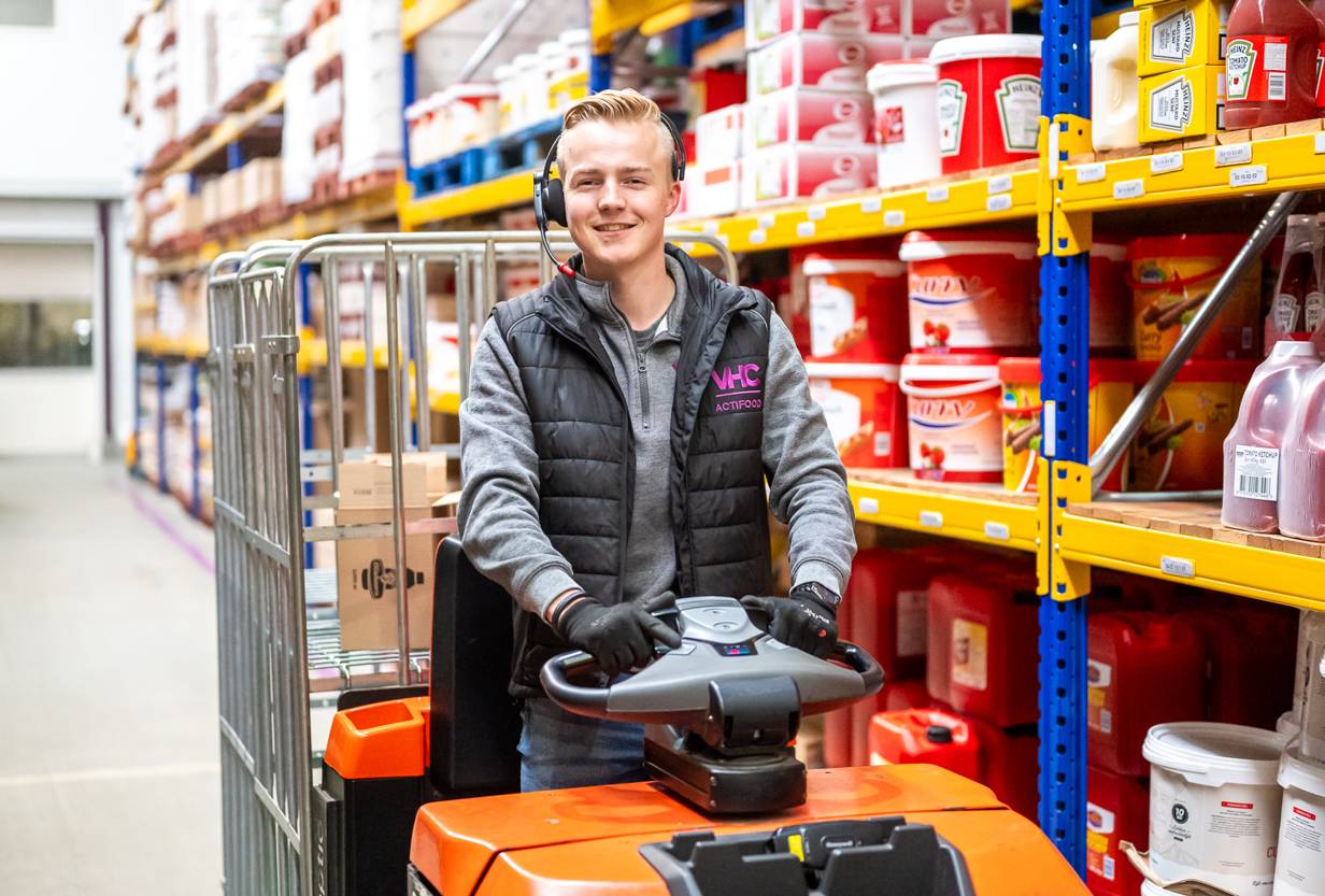 lader losser in een magazijn
