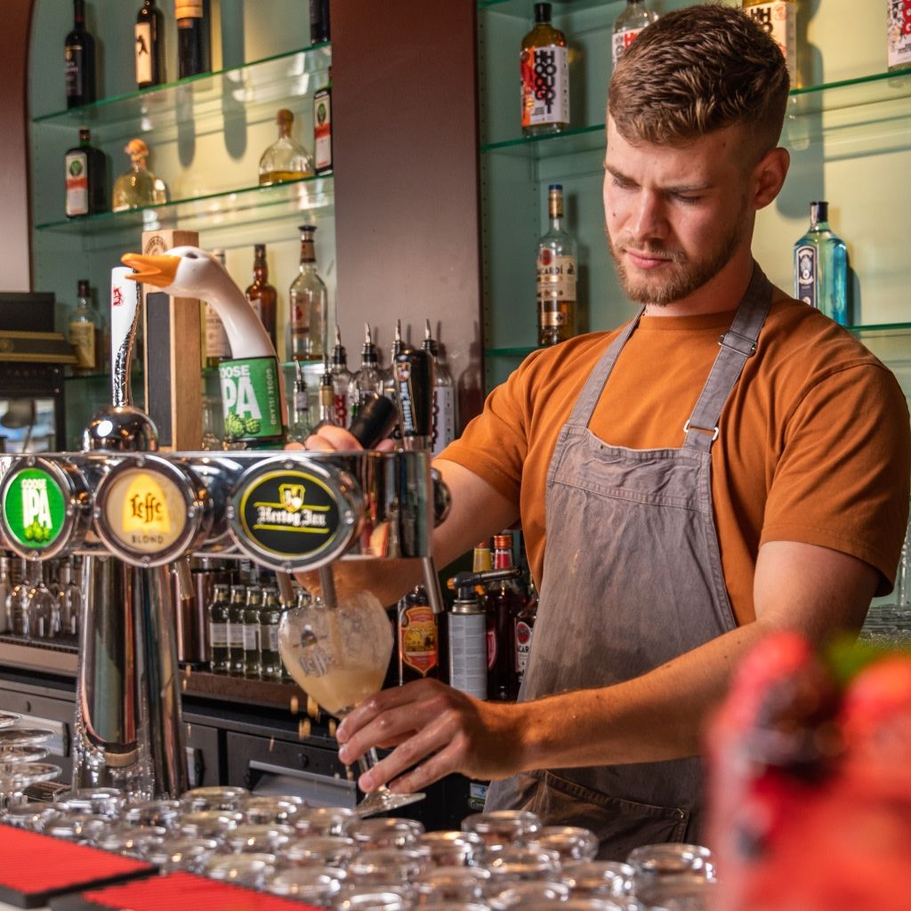 foto van een barmedewerker aan de bar