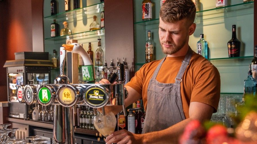 Barmedewerker bij Werkman groningen tapt biertje