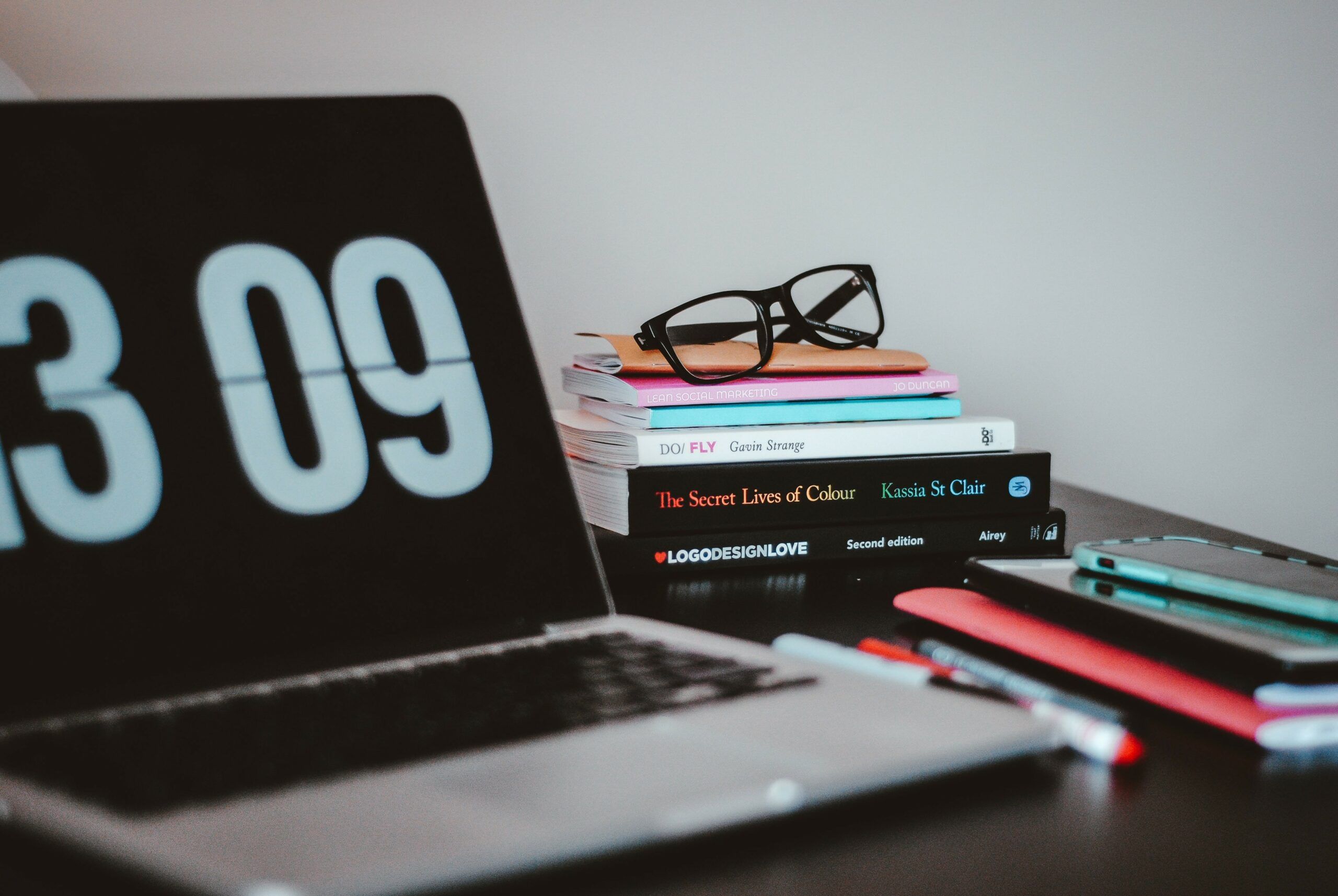 Bureau met laptop en boeken