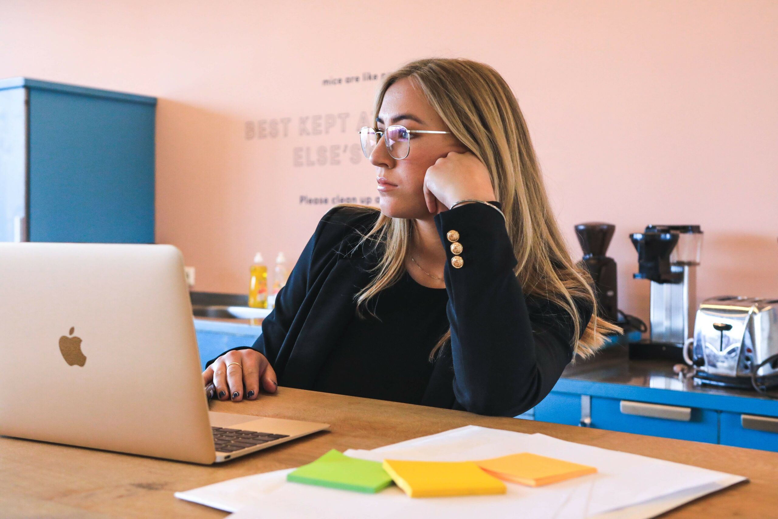 vrouw voor laptop