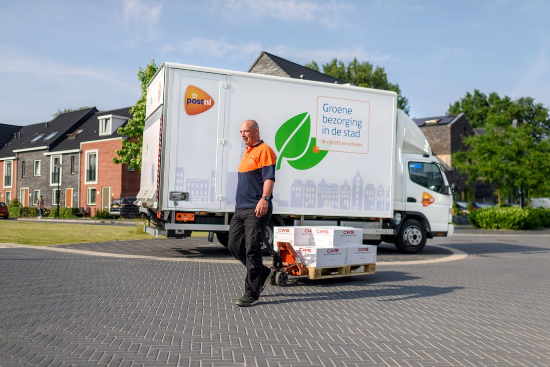 Pakketbus van PostNL bezorger met pakketten