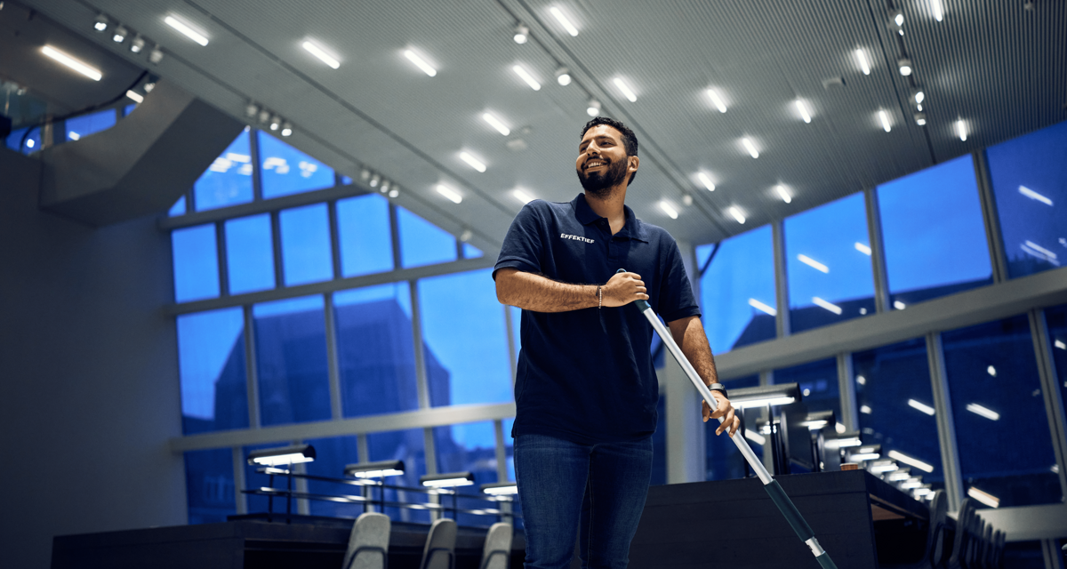 Schoonmaker in het forum met bezem