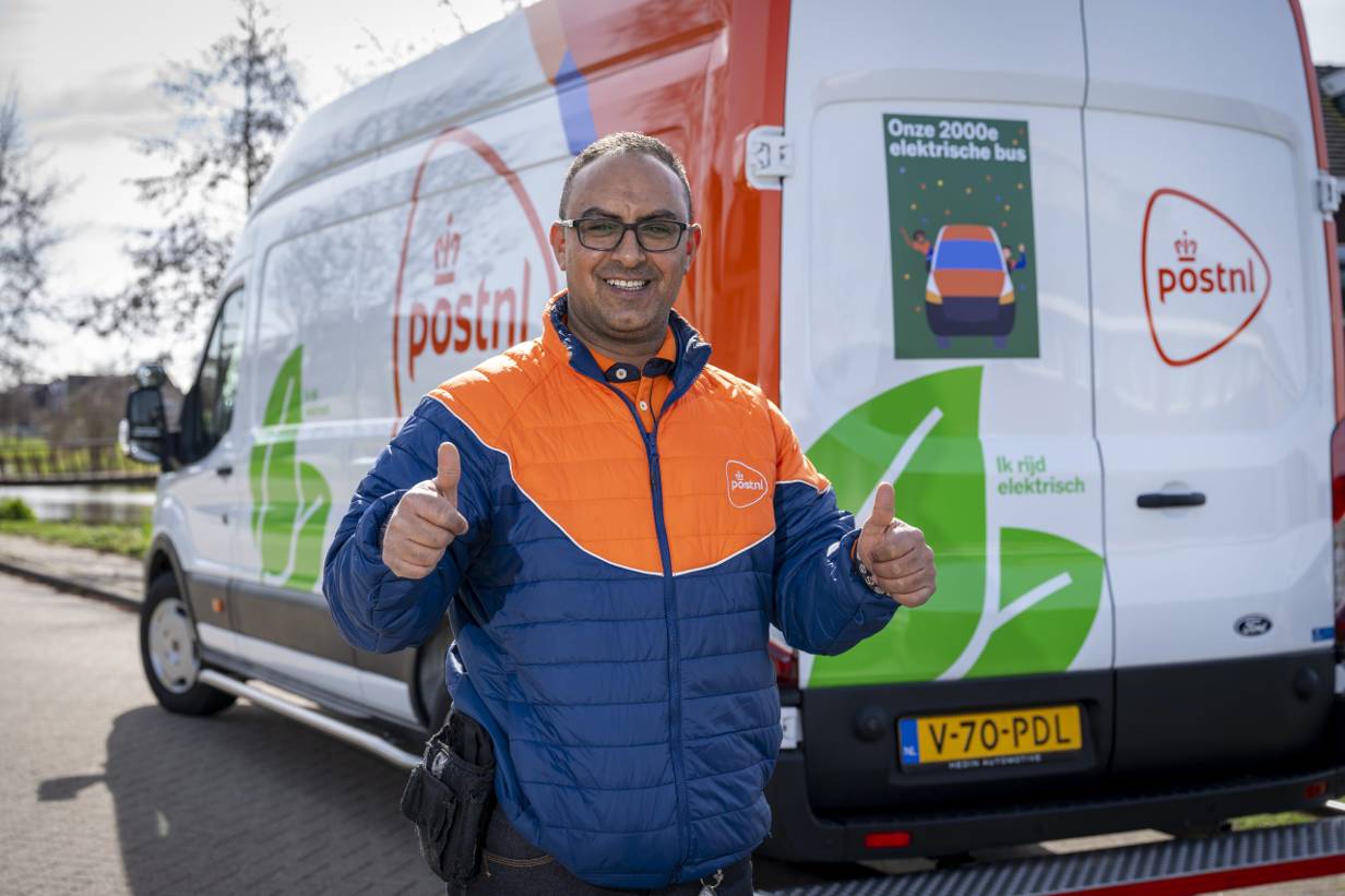 Postnl pakketbezorger voor elektrische bus