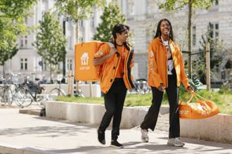 twee bezorgers lopen