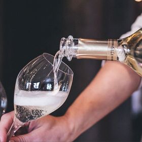 wijnglas inschenken