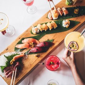 plank met eten en cocktail