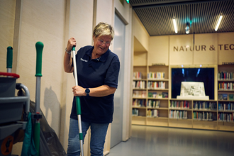 Vrouw met schrob in forum
