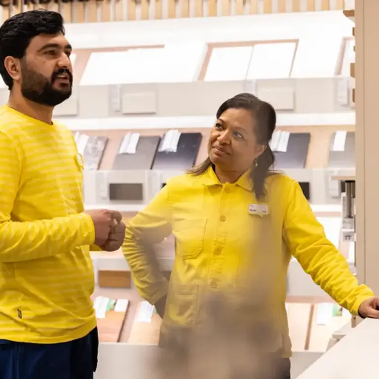Ikea winkelmedewerkers overleggen
