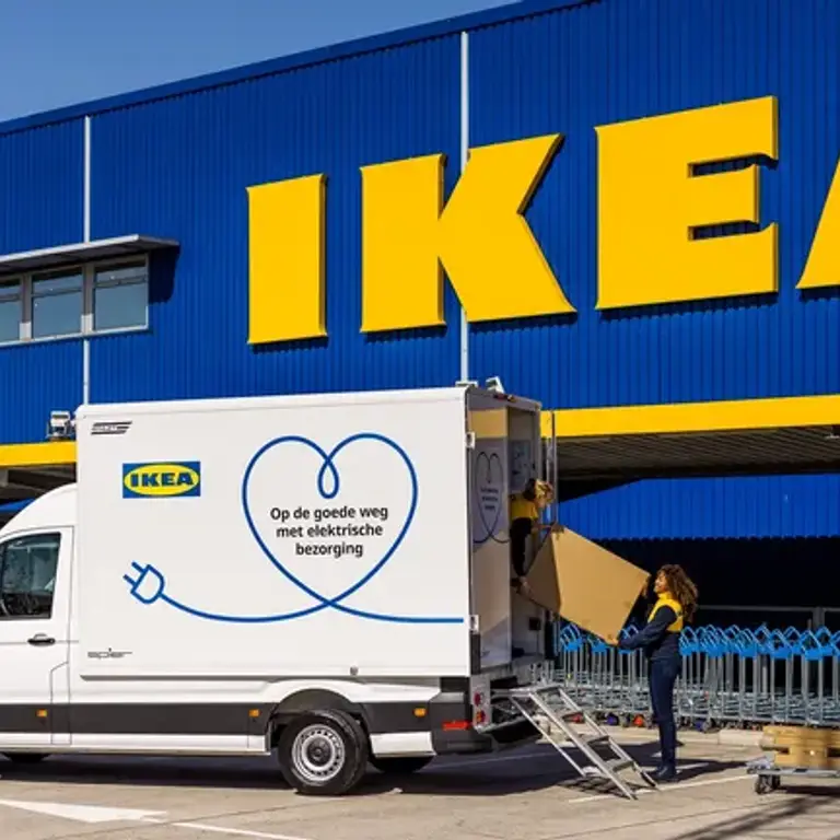 Voorkant van Ikea winkel met een bezorgbus ervoor