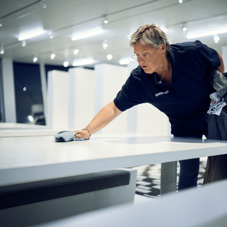 Schoonmaker neemt tafel af