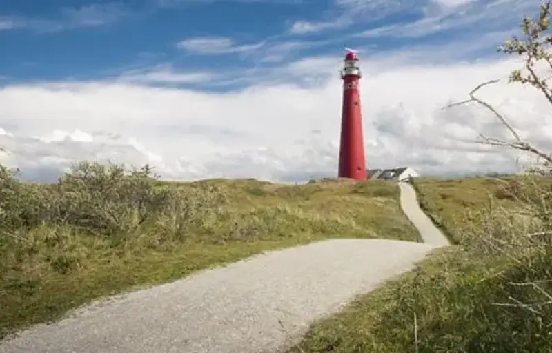 Vuurtoren met een landweg ervoor