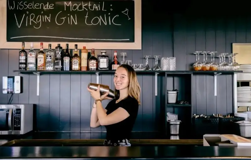 barmedewerker schud een cocktail