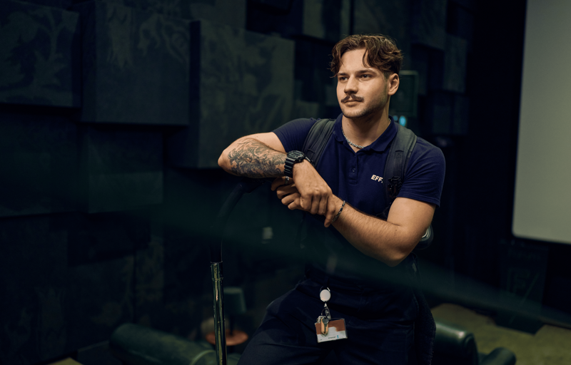 Schoonmaker in het forum poseert