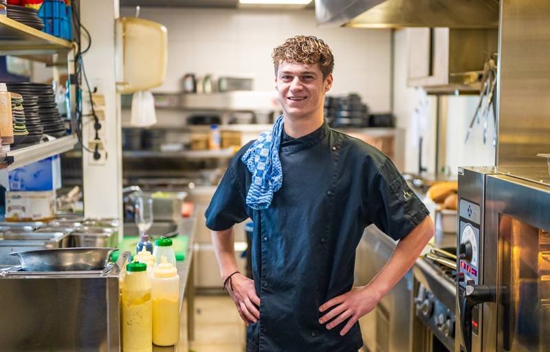 Kok in keuken